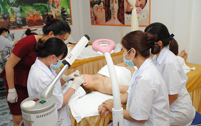 Học chăm sóc da cần được thực hành mẫu thật thường xuyên - đó là một trong những cam kết của Mega Academy