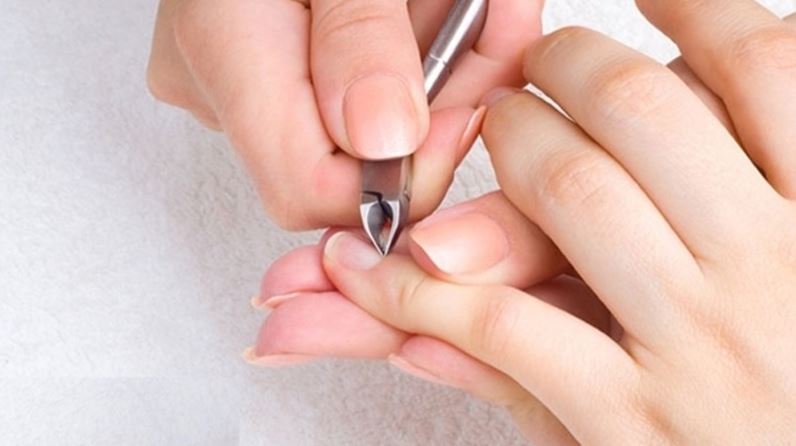 Cắt móng và da thừa là một trong những bước cần thực hiện trong quy trình làm nail