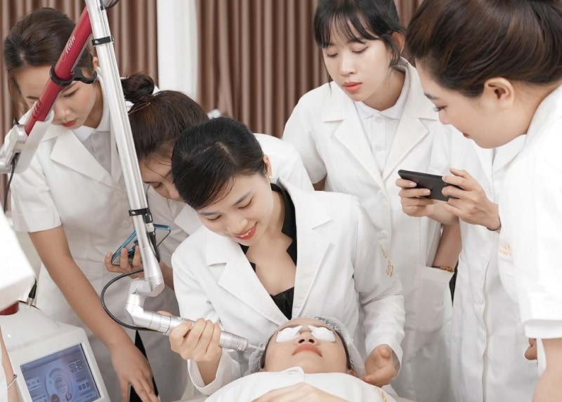 Để việc học nghề chăm sóc da đạt hiệu quả cao, các trung tâm đào tạo đều dành nhiều thời gian cho thực hành