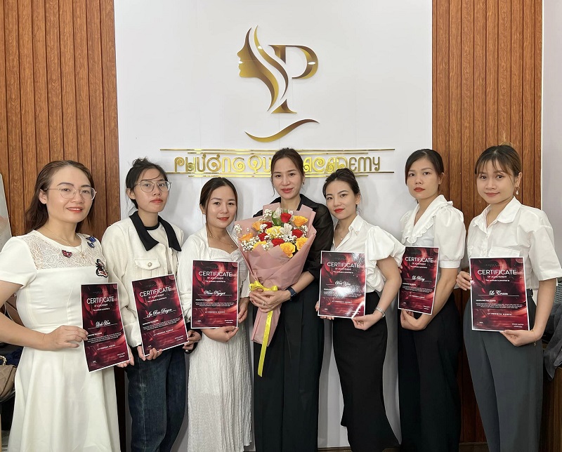 Top trung tâm dạy học phun xăm thẩm mỹ ở Đồng Hới, Quảng Bình đều cấp giấy chứng nhận cho học viên sau khi tốt nghiệp