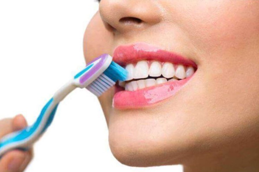cách vệ sinh răng miệng sua khi phun môi