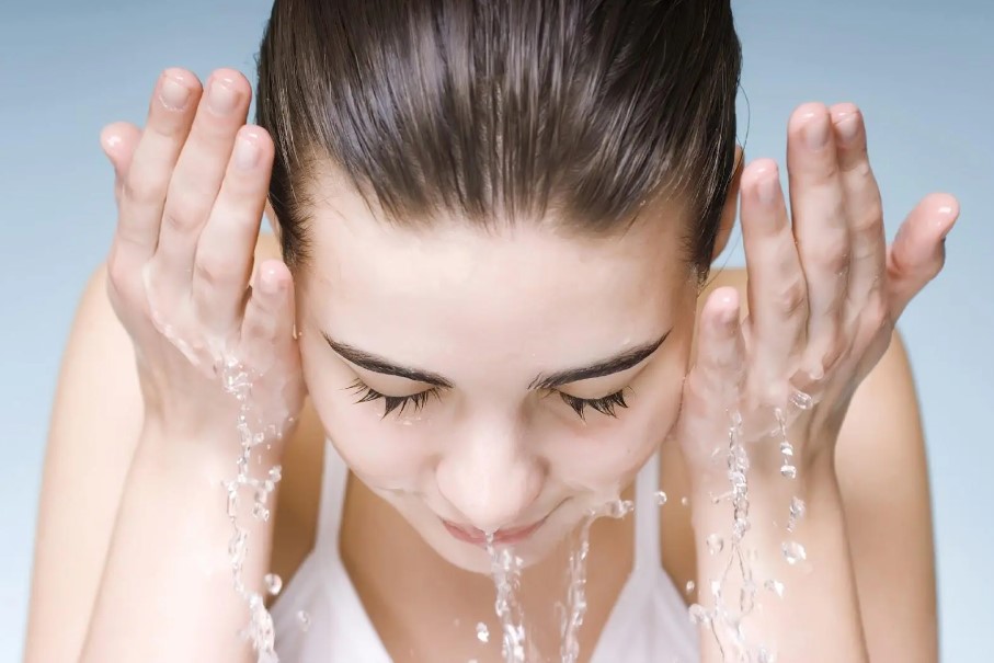 Xăm môi bao lâu thì được rửa mặt? Thông thường, thời điểm hợp lý nhất để rửa mặt là sau 1 - 2 tuần