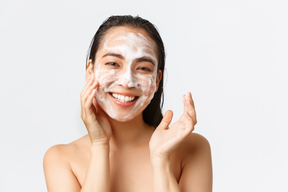 Không sử dụng sữa rửa mặt chỉ dùng bông tẩy trang thấm nước muối sinh lý để làm sạch da mặt sau phun xăm