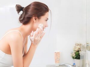 xăm môi bao lâu được rửa mặt