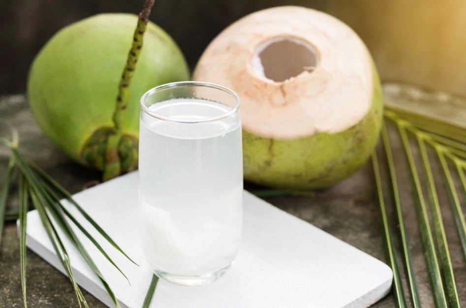 Uống nước dừa sau phun môi có tác dụng gì?