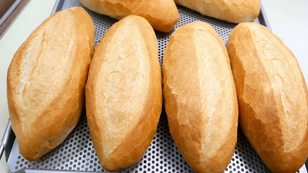 Xăm phun môi có được ăn bánh mì không? Theo lời khuyên của các chuyên gia, tốt nhất sau phun xăm bạn không nên ăn bánh mì
