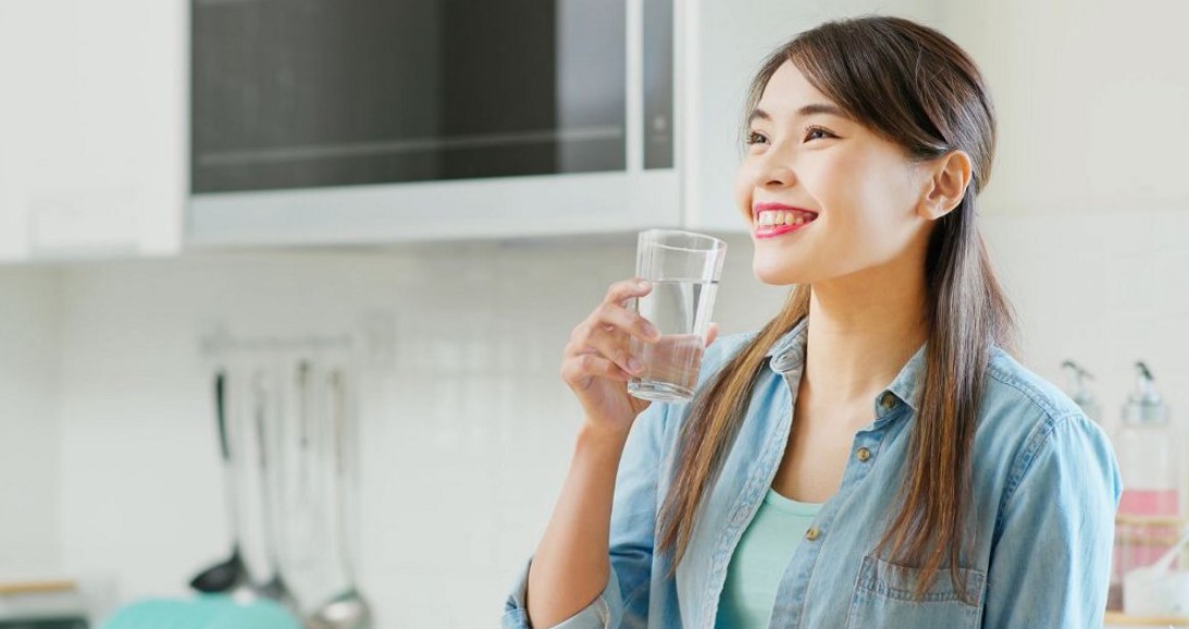 Lỡ ăn tôm sau phun thì bạn nên uống nhiều nước để thải chất độc ra khỏi cơ thể