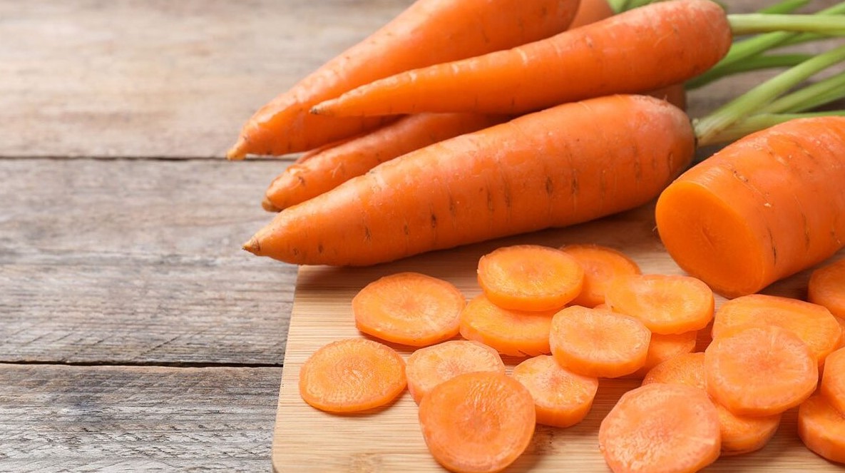 Cà rốt giàu vitamin A giúp cho môi nhanh chóng phục hồi sau khi phun xăm