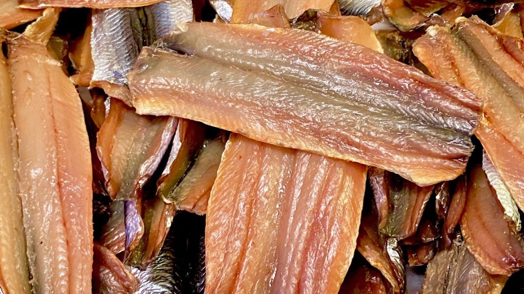 Nhóm cá khô không nên ăn vì hàm lượng chất béo xấu nhiều dễ gây ảnh hưởng cho môi sau phun xăm