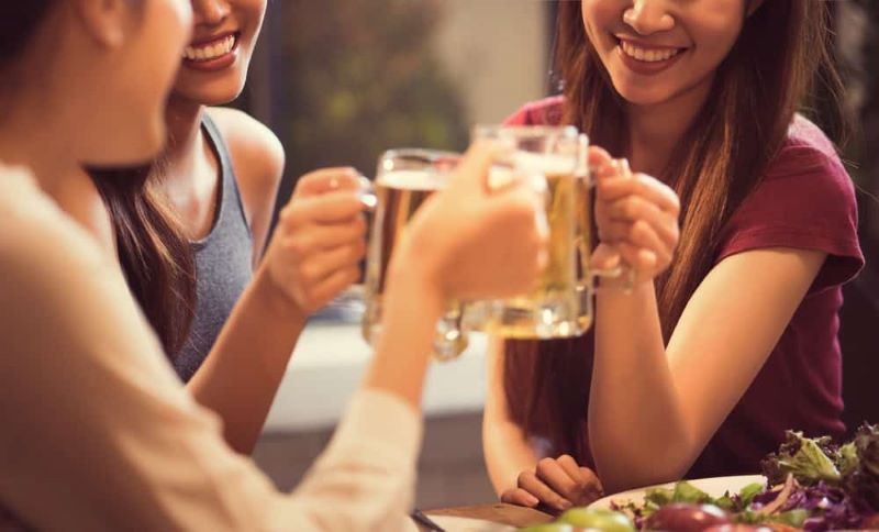 Tiêm rãnh cười - Giải pháp xóa nhăn hiệu quả và an toàn Không uống bia rượu trước khi thực hiện tiêm filler rãnh cười