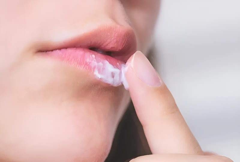 Xăm môi có đau không? Cần lưu ý những gì khi xăm môi Bôi thuốc mỡ sau khi xăm môi