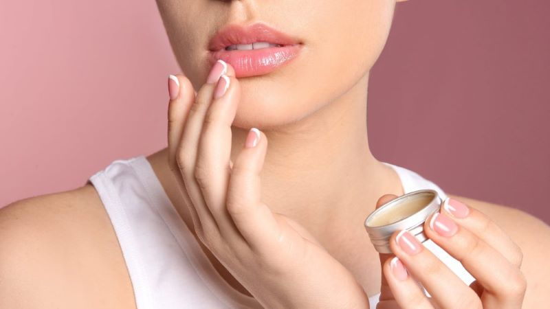 Xăm môi có đau không? Cần lưu ý những gì khi xăm môi Khuyến khích bạn dưỡng môi kỹ càng trước khi thực hiện xăm môi