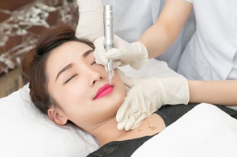 Xăm môi có đau không? Cần lưu ý những gì khi xăm môi Kỹ thuật viên chưa lành nghề, thiếu kinh nghiệm có thể khiến bạn bị đau khi xăm môi