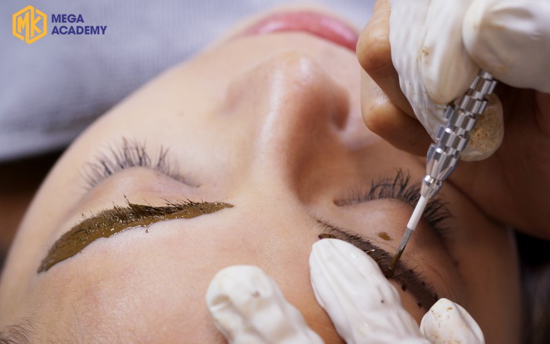 Điêu khắc chân mày Microblading: Ưu nhược điểm và chi phí Chi phí điêu khắc lông mày microblading thường cao hơn so với phương pháp khác