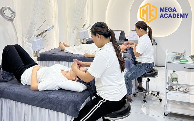 80% thời gian thực hành và lớp học nhỏ để rèn luyện kỹ năng gội đầu dưỡng sinh hiệu quả.