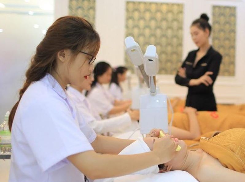 Phải tiếp thu lượng kiến thức lớn trong thời gian ngắn là một trong những khó khăn, mặt trái của nghề spa