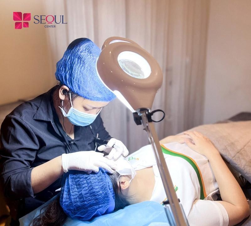 Đội ngũ kỹ thuật viên phun xăm tại Seoul Center không chỉ có tay nghề giỏi mà còn dày dặn kinh nghiệm